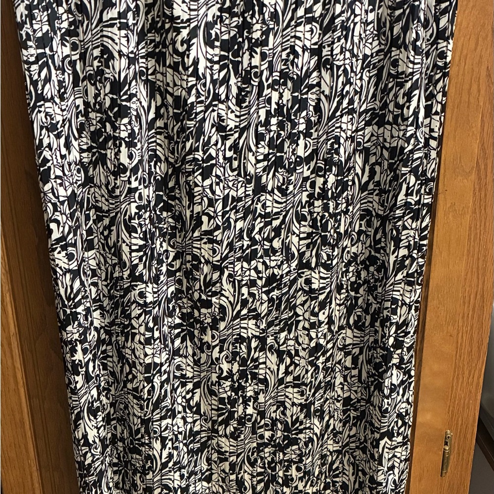 Elegant Black and White Patterned Skirt